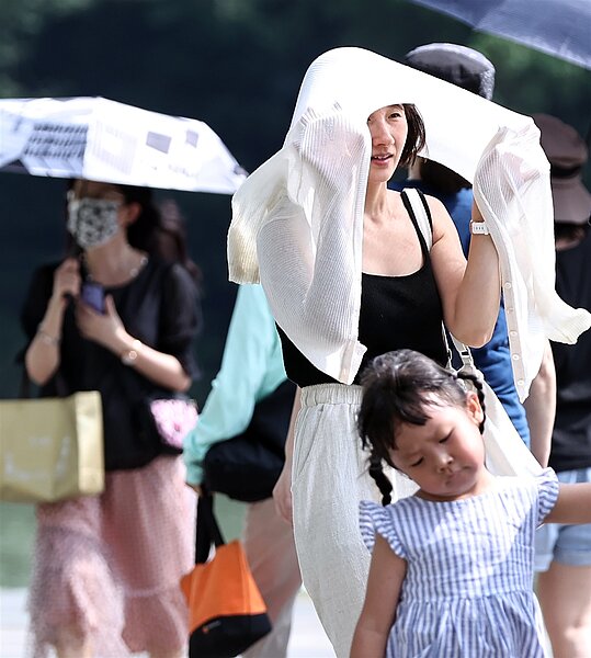 今天起至周日各地天氣酷熱。圖/聯合報系資料照