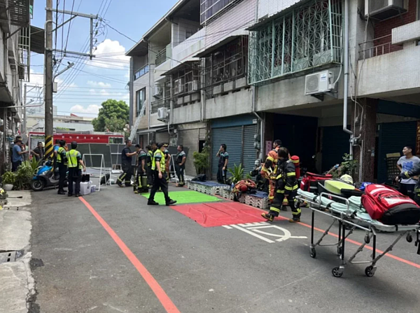 彰化縣員林市一家洗衣店頂樓失火,陳姓業者受傷被送醫救治。圖/民眾提供