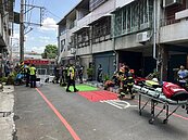 洗衣店失火業者衝頂樓救筆電　開門瞬間被炸成重傷