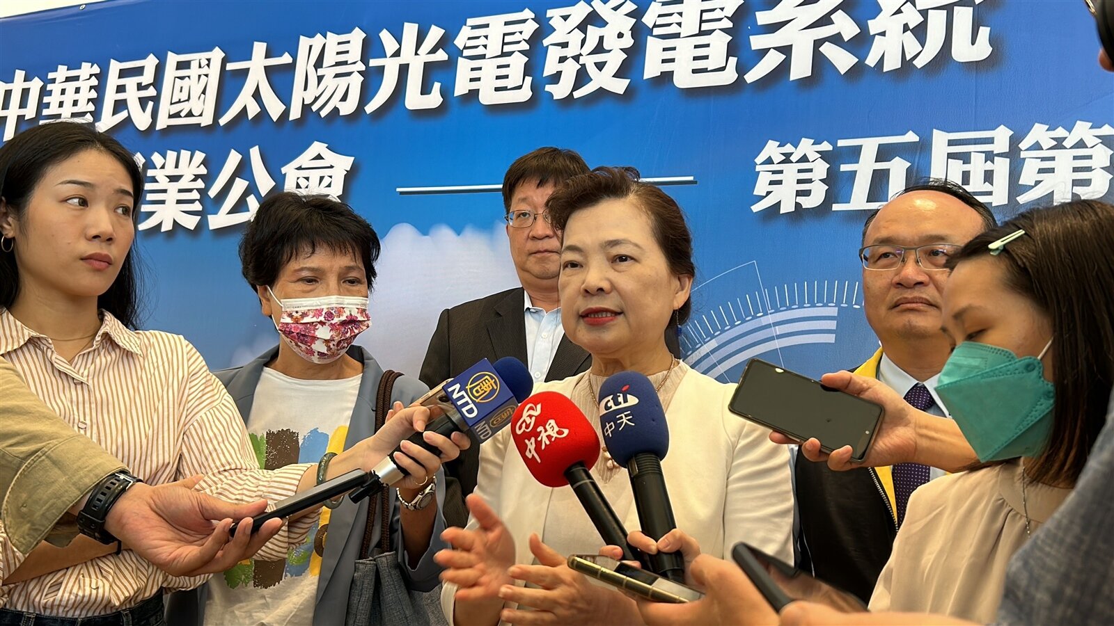 經濟部長王美花今出席在台中舉辦的中華民國太陽光電發電系統商業同業公會會員代表大會時受訪。記者趙容萱/攝影