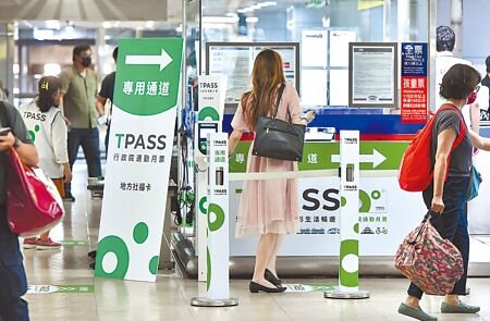 
北北基桃「TPASS行政院通勤月票」7月1日啟用，圖為台北車站民眾使用情形。（本報資料照片）
