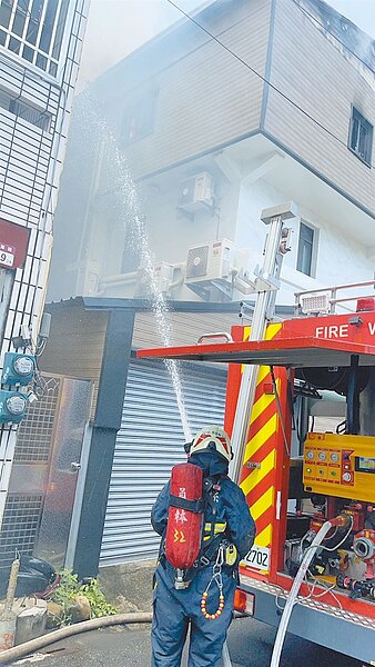 消防員鋪設水線進入火宅搶救。(民眾提供/孫英哲彰化傳真)