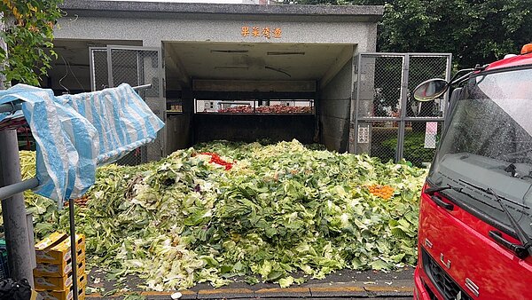 新北果菜公司表示,部分業者進行二次加工處理量增加,果菜殘渣量逐年增高,造成場內動線難行、清運成本增加。圖/新北果菜公司提供