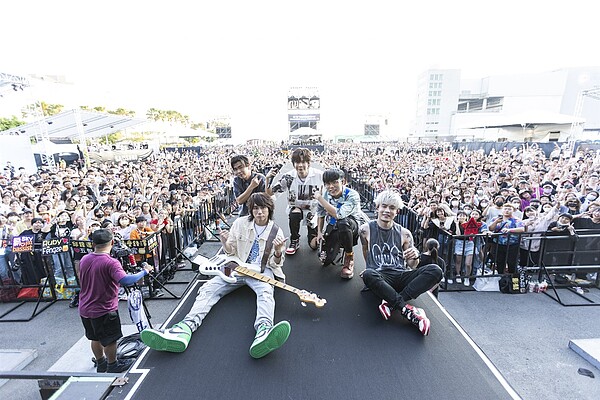 高雄啤酒音樂節暌違3年昨晚回歸,由搖滾天團八三夭熱鬧開場。圖/高市府經發局提供