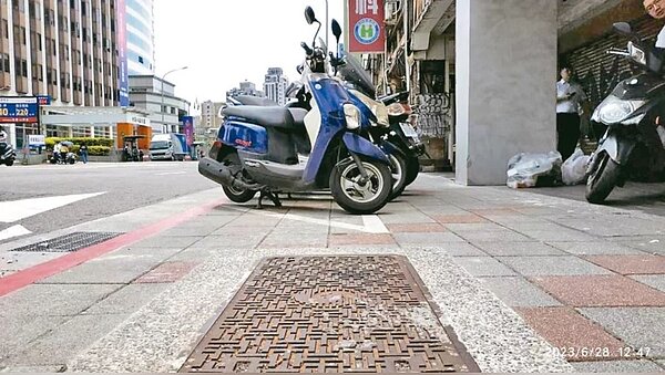 北市府推「機退2.0」政策,盼洗刷「行人地獄」汙名,議員認為要再增加路段。圖/議員鍾佩玲提供