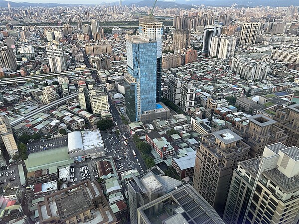 有議員質疑,新北市自2020年至2023年4月底,多元都更申請共794件,其中危老重建申請案481件,統計核准通過共571案,但查新北市建管系統資料,核發建照案卻僅33件,成功率只有4%。記者張曼蘋/攝影