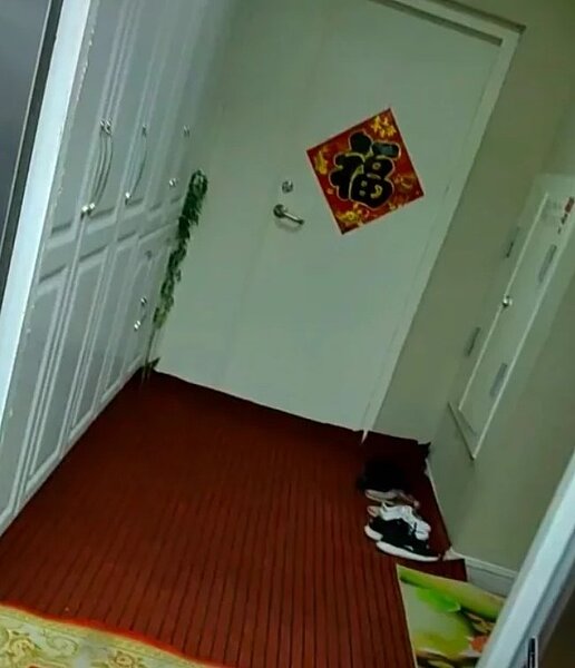中國大陸遼寧省朝陽市一名女子，近日回到自己兩年沒住的房子，發現大門竟被隔壁鄰居用衣櫃封住。圖／取自微博
