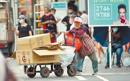 
受到新冠肺炎疫情影響，台灣的貧富差距現象更顯嚴峻，今年綜所稅高低差急速擴大到近149倍。（本報資料照片）
