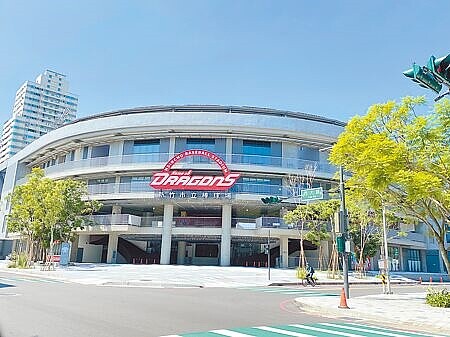 
新竹市政府7月4日將新竹棒球場改善專業諮詢及檢測服務案，以176萬元決標給悍創公司，遭到綠營市議員包括劉康彥、曾資程質疑。（陳育賢攝）
