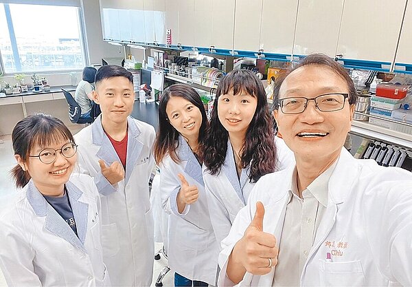 林口長庚醫院兒童胸腔科醫師邱志勇（右一）與研究團隊。（長庚醫院提供）