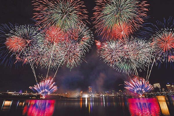 8月20日入住亞都麗緻，飯店專車載客前往大稻埕周邊祕境，讓旅客遠離人潮欣賞煙火。圖／台北市觀傳局提供
