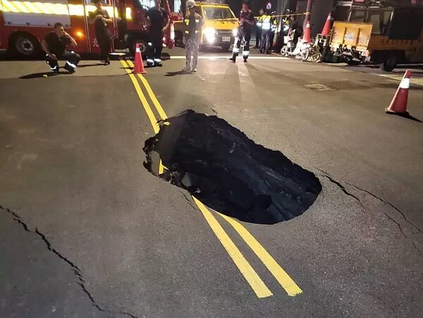 台北市大同區南京西路315號前，昨天深夜11點多發生無預警塌陷意外，車道出現一個大天坑。圖／北市府提供
