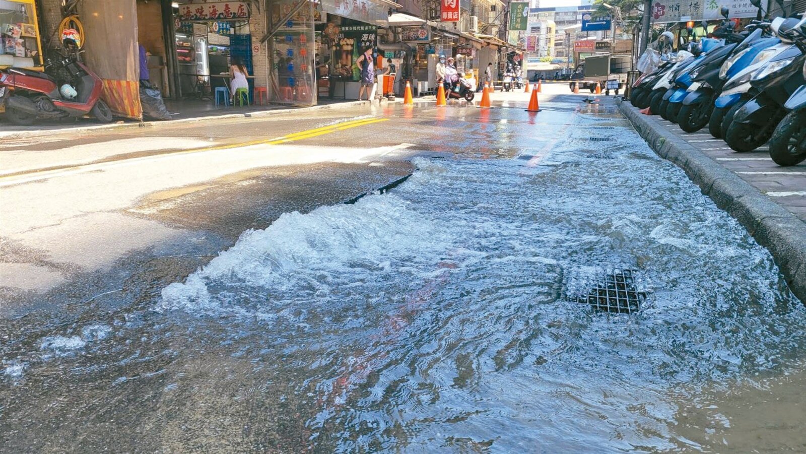 基隆成功一路破管,大水淹馬路,水漫至騎樓攤商。記者游明煌/攝影