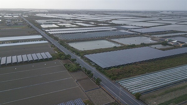 台灣光電急遽蔓延，學者指出，光電發展本來該從國土計畫法考量，但現在卻只放在能源局的層次來處理。圖／徐岩奇提供