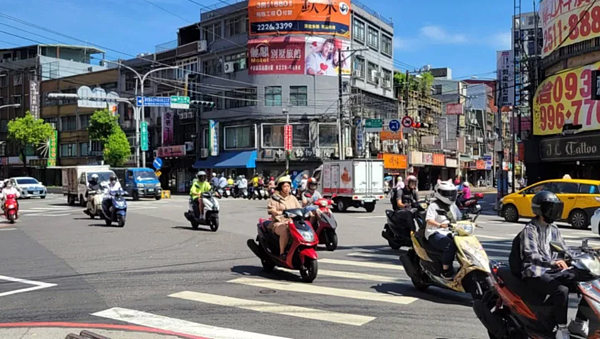 位於新北中和的中山路二段及員山路口，每逢交通尖峰時刻就湧入許多車流，加上員山路口路幅較小，無論是公車、貨車轉彎，或是行人要過馬路，導致險象環生。記者江婉儀／攝影