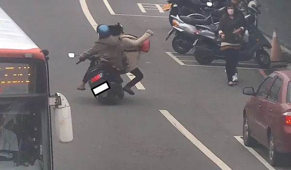 桃園警方統計，桃園今年20件行人A1事故逾半與行人違規有關。圖／警方提供