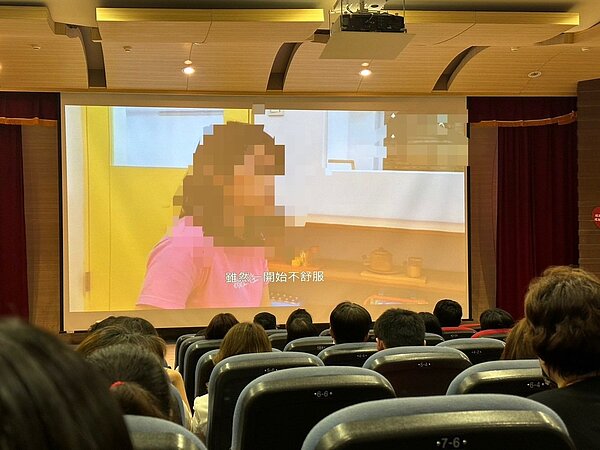 新北餵藥案後,親師不再信任,「三和運動」發起人楊金寶搜集多位幼兒園園長與幼師的故事,透過影片及錄音方式呈現。記者張曼蘋/攝影