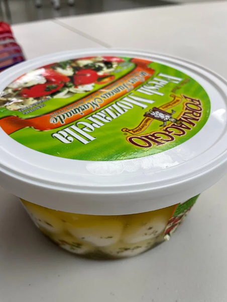 好市多「油漬摩佐羅拉乾酪」於邊境檢出農藥殘留「環氧乙烷」,業者緊急致電消費者召回。圖/食藥署提供