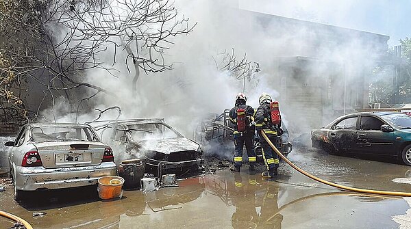 天氣熱到爆!新北市汐止汐萬路二段附近8日中午有輛無車牌的報廢車因不明原因突然起火,火勢瞬間將周圍的另3輛報廢車吞噬。圖/新北市消防局提供