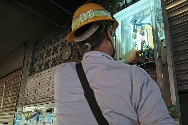 三重某處住宅違法經營視聽歌唱業屢罰不聽,遭市府斷水電。圖/新北市政府提供