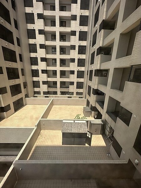 網友突然發現社區的2樓露台戶多了一間小屋。圖/擷取自PTT