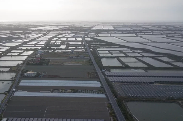 台灣光電急遽蔓延，但內政部又預告鬆綁「非都市土地使用管制規則」，好把更多地納入新創的「綠能發展區」，引發學者憂心。圖／徐岩奇提供