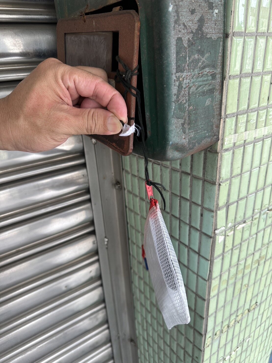 台中市賴姓高中生墜樓案，賴母律師月初提出再議，不過今天傳出賴母住處的警方巡簽表疑有遭人剪斷破壞的狀況，警方已重新補上。記者黃寅／攝影 