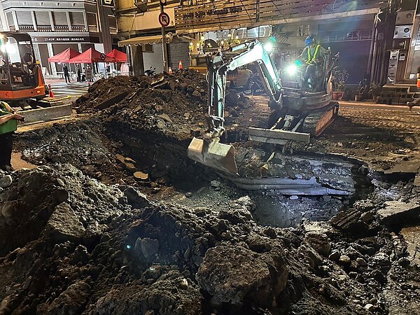 北市大同區南京西路315號前，昨晚傳出道路塌陷，市府第一時間開挖探查。圖／工務局提供