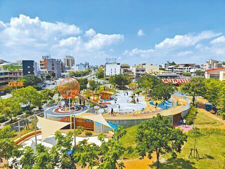 由彰化縣政府與員林市公所合作打造的「兔馬鹿公園」9日正式啟用,其中最受矚目的莫過於場內高9.6米的高塔溜滑梯,挑戰小朋友的體力與勇氣。(吳建輝攝)