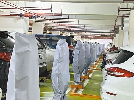 台中市中央公園地下停車場設有51格充電車格,但僅開放12格,其他充電樁皆用塑膠袋套上,引發爭議。(張亦惠攝)