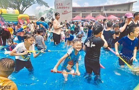 
「2023年大里人潑水節」現場嬉戲尖叫聲四起，大小朋友玩得透心涼、大呼過癮。（陳淑芬攝）
