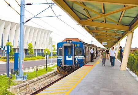 全台唯一鐵路維修觀光機廠「潮州鐵道園區」自去年底開幕後,眾所期待的「南方小站」觀光列車終於近日試營運,新鮮感掀起一股風潮。(謝佳潾攝)