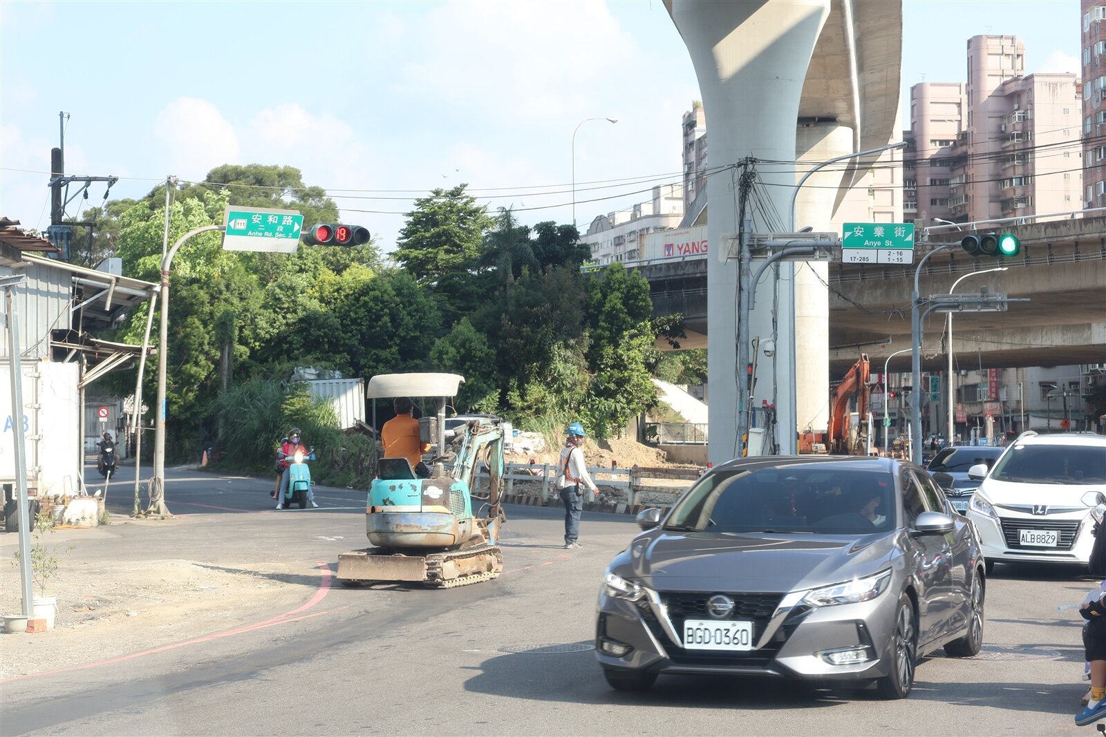 安坑輕軌通車近半年,主幹道的安和路仍有零星工地,挖土機在大街上「趴趴走」。記者李成蔭/攝影