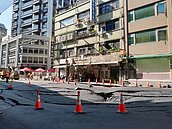 北市南京西路天坑擴至20米　住戶驚：從沒這麼嚴重