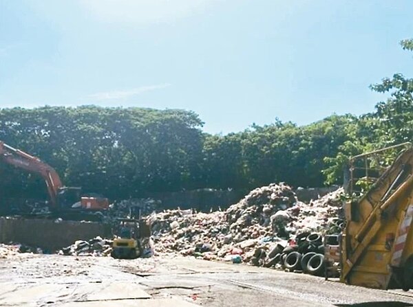 桃園龜山區華亞科學園區旁的大埔垃圾轉運站上周無法正常轉運,垃圾氣味讓居民難接受。圖/李宗豪提供