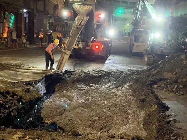 台北市大同區南京西路315號前、近貴陽街,8日深夜11點多無預警發生塌陷意外,車道中出現一個巨大寬2米、深1米天坑,市府漏夜緊急派員灌漿處理。圖/議員陳怡君提供