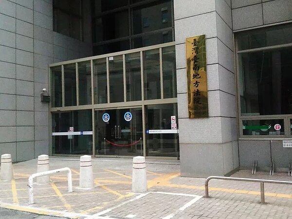 許姓男子被控涉嫌到與債務糾紛無關謝姓被害人住處敲門討債,還在門口信箱任意張貼討債文宣。法官依違反社會秩序維護法,裁罰許8千元。圖/聯合報資料照片