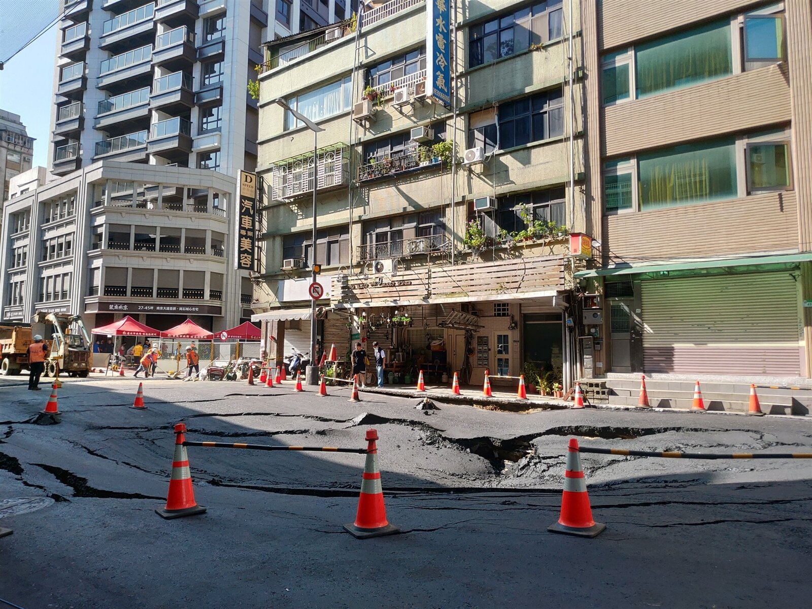 因為新的塌陷點愈來愈靠近民宅,住戶都擔心住家安全。記者林麗玉/攝影