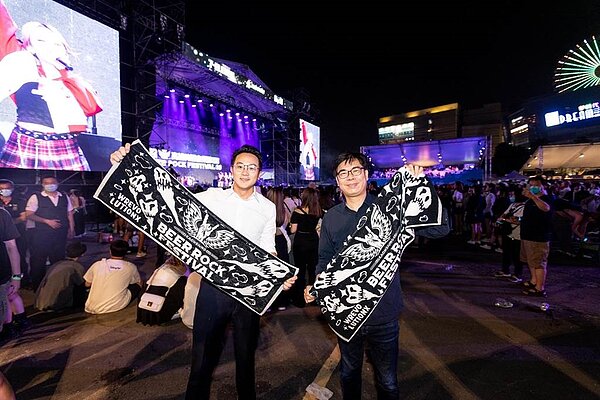 高雄暑期最大盛事「2023高雄啤酒音樂節」睽違3年回歸,高雄市長陳其邁8日也親臨會場與熱情的歌迷互動,並宣告高雄演唱會經濟將接力延續。(高市府經發局提供/洪浩軒高雄傳真)