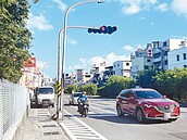 遇紅燈「繞過號誌桿」待轉　等同闖紅燈