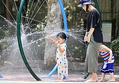 高溫略降仍炎熱！午後雷雨漸增　「這時」有機會輕颱生成