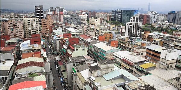 公股金控積極鎖定都更、危老,紛紛動員金控力量組成都更危老「一條龍」,協助民眾老屋翻新、都更危老重建。圖/本報資料照片