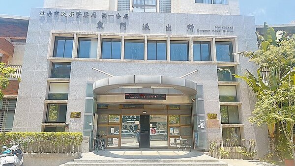 房地產女老闆到東門派出所報案。(讀者提供/程炳璋台南傳真)