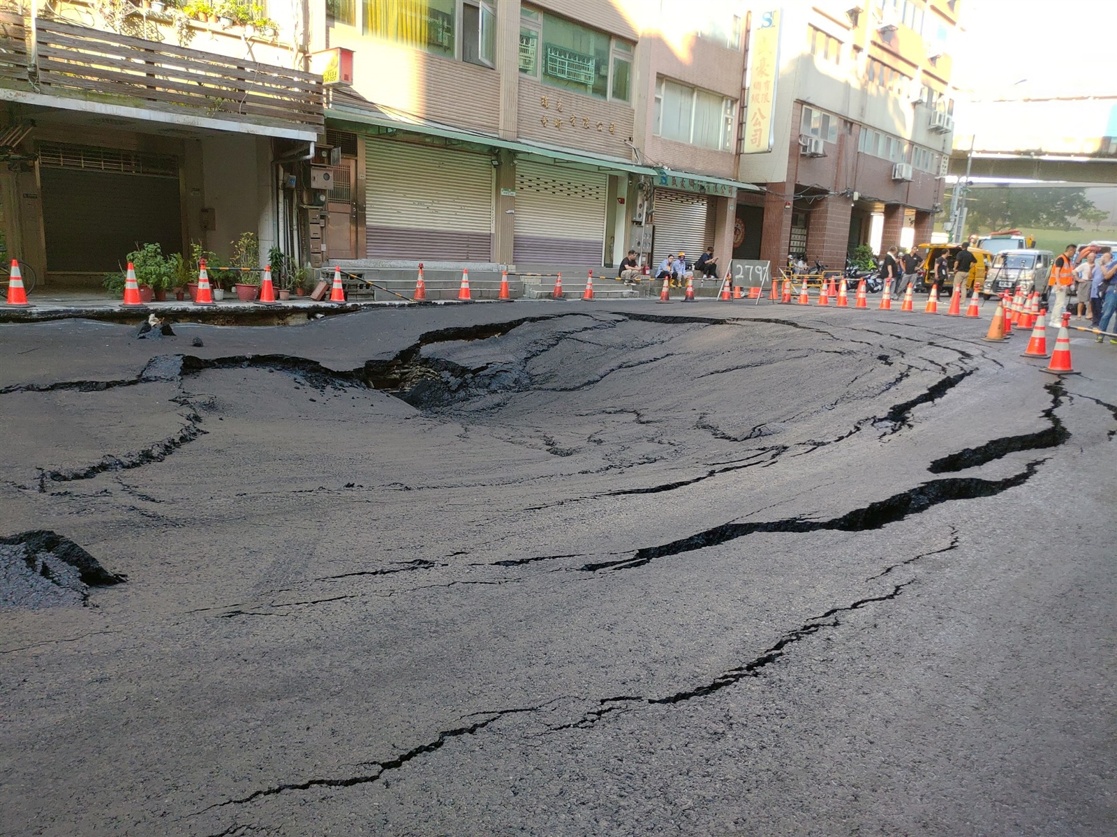 目前塌陷部分將進行填平地基改良，九點開挖進行基礎地質改良，這一條破裂的汙水會廢掉，預計需要三到四天。記者林麗玉／攝影 