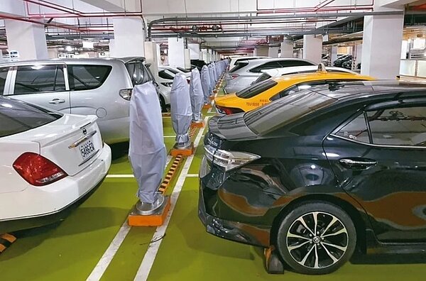 台中市中央公園充電停車格有7成以上遭封存，議員質疑市府推低碳政策是說一套做一套。停管處解釋，會視使用情形開放。圖／江肇國提供
