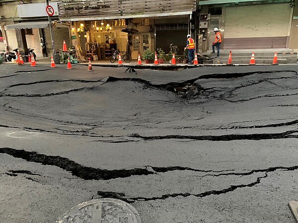 台北市南京西路驚見天坑，市府表示原因出在衛工管和汙水管有破損。圖／取自中山大同陳怡君臉書