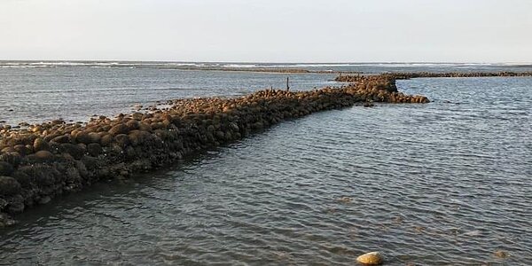 坡頭村石滬海岸親水空間改善工程，未來串聯自行車道更好玩。圖／新竹縣農業處提供