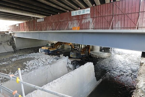 為解決仁德區及仁德工業區長年的淹水問題,台南市政府近年來致力推動三爺溪整治工作,目前萬代橋改建工程已邁入第二階段的北側橋梁改建。圖/台南市政府提供