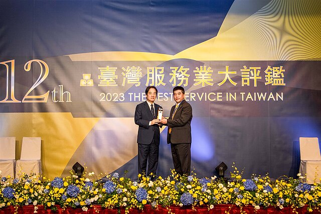 永慶房屋總經理吳良治(右)從賴清德副總統(左)手中接過2023臺灣服務業大評鑑連鎖房仲業服務金獎獎座，正式寫下永慶房屋11連霸的傳奇紀錄！