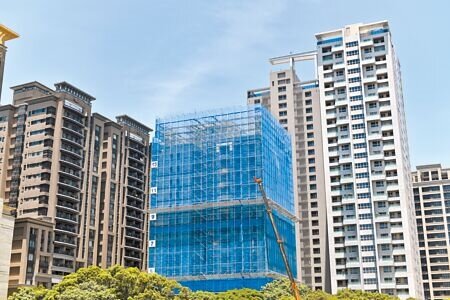 
央行6月祭出第2戶購屋貸款7成限貸令，誤傷「先買後賣」換屋族，央行昨宣布鬆綁，貸款戶簽切結書在1年內出售舊屋，就可免受貸款7成限制；圖為房市示意圖。（本報資料照片）
